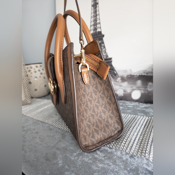 ❗️LOW START❗️Michael Kors Gabby Small Logo Satchel- NWT - Picture 5 of 16